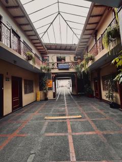 Elegante Casa Colonial con 4 dormitorios y free parking ubicada a 3 cuadras del Parque Calderon - Cuenca - 9