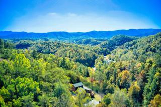 Stunning 5BR cabin with firepit, hot tub, pool table, and mtn view! - Pigeon Forge - 0