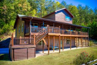 Stunning 5BR cabin with firepit, hot tub, pool table, and mtn view! - 4