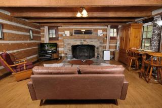 Historic log cabin in the heart of Gatlinburg! Hot tub and pet friendly! - Gatlinburg - 2