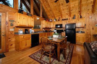 Hot tub and arcade game! Enjoy TRANQUIL MOMENTS at this stunning 2BR log cabin! - Gatlinburg - 2