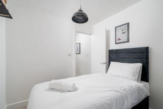 Delightful 2 bed ground floor East London home by Rebby Properties sleeps 4 near Canning Town station - 1