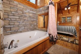Vacation begins at WHISPERING WINDS with arcade game and a hot tub! - Sevierville - 6