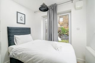 Delightful 2 bed ground floor East London home by Rebby Properties sleeps 4 near Canning Town station - Londra - 4