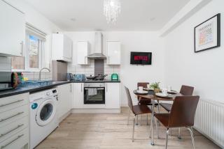 Delightful 2 bed ground floor East London home by Rebby Properties sleeps 4 near Canning Town station - Londra - 7