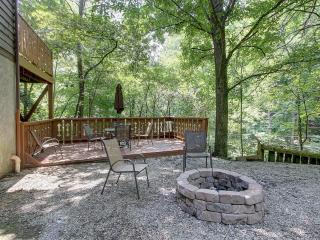 GAME ROOM, PRIVACY, AND A HOT TUB! 2 bedroom cabin with great outdoor spaces - 4