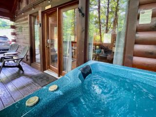 Studio in Gatlinburg with hot tub- super cozy! - Gatlinburg - 2
