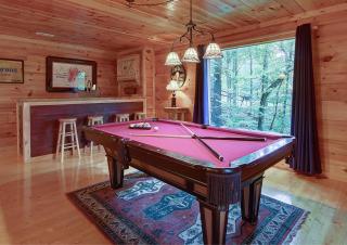 Beautiful 2 bedroom sleeps 8- hot tub and pool table and great location between Gatlinburg and PF! - Sevierville - 0