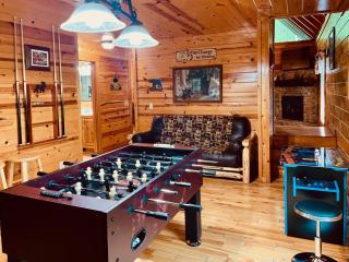 Dog friendly 2BR log cabin- hot tub & game room! - Sevierville - 4