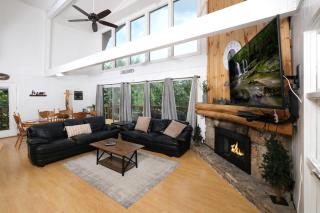 Pool table, hot tub, dogs welcome, 4 bedrooms! - Gatlinburg - 9