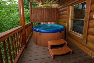 Spacious 8 bedroom log cabin- mountain view & game room! Seasonal pool access - Sevierville - 8