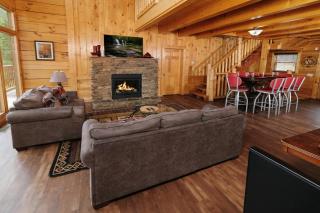 Spacious 8 bedroom log cabin- mountain view & game room! Seasonal pool access - Sevierville - 1