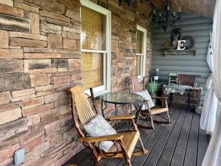 STUNNING 5BR pet-friendly home with game rooms, 2 kitchens, & perfect style! - Sevierville - 2