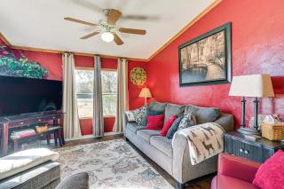 College Station Getaway with Hot Tub and Courtyard! - College Station - 8
