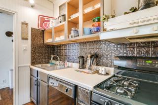 College Station Getaway with Hot Tub and Courtyard! - College Station - 1