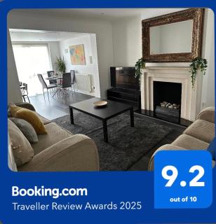 Modern four bedroom semi-detached house with off street parking 8 min drive to Wembley stadium, 5 miles to Central London - Londres - 0