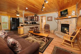 2BR GBurg log cabin- hot tub, dog friendly! - Gatlinburg - 0