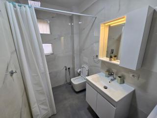 Old Soul, Modern Comfort Apartment - Tirana - 3