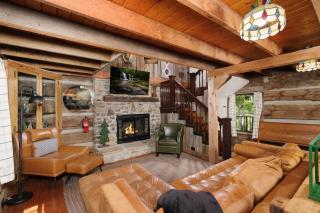 Welcome to Pinecone- a classic 2 bedroom cabin sleeps 6 nuzzled in the woods! - Pigeon Forge - 0