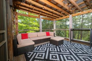 Welcome to Pinecone- a classic 2 bedroom cabin sleeps 6 nuzzled in the woods! - Pigeon Forge - 9
