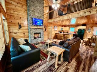 2BR, slps 10, 8 min to Dollywood, hot tub! - Pigeon Forge - 0
