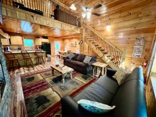 2BR, slps 10, 8 min to Dollywood, hot tub! - Pigeon Forge - 2