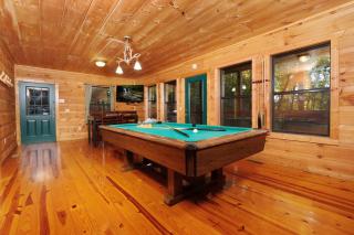 3 BR3 bath sleeps 8 located between GBurg & PF! Hot tub, pool table, dog friendly, privacy! - Sevierville - 1
