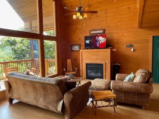 Mtn view, arcade game, hot tub! Gorgeous log cabin - Gatlinburg - 2
