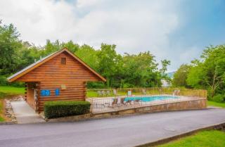 1BR2 bath log cabin sleeps 6- walk to Wonderworks and 5 miles from Dollywood! - Pigeon Forge - 4