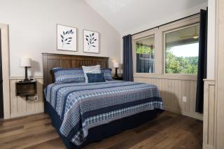 Brand new 1 bedroom, mtn view, great location, hot tub! - 0