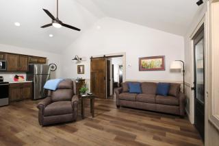 Brand new 1 bedroom, mtn view, great location, hot tub! - Gatlinburg - 4