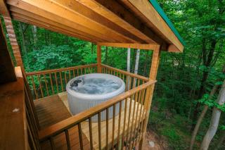3 king bedrooms with hot tub, pool table, arcade game, great location! - Sevierville - 0