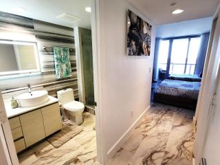 The Royal Suite of Beachwalk 2b 2b Apmt - Hallandale Beach - 8