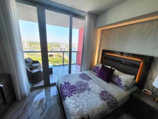 The Royal Suite of Beachwalk 2b 2b Apmt - Hallandale Beach - 4