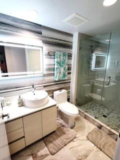 The Royal Suite of Beachwalk 2b 2b Apmt - Hallandale Beach - 2