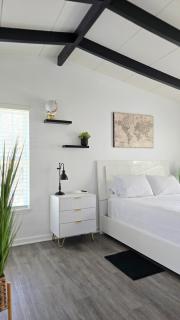 904 Nomad's Nest Mid-Century modern entertainment home with cabin vibes, 2 MEGA gamerooms, pingpong, pooltable, gym, patio - 8