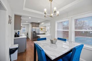 Main Street Oasis Pool and Hot Tub Sleeps 8 - Hamilton - 3