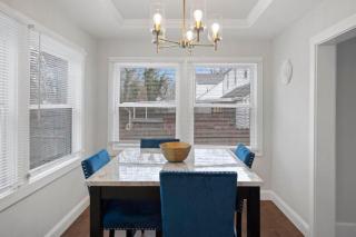 Main Street Oasis Pool and Hot Tub Sleeps 8 - Hamilton - 2