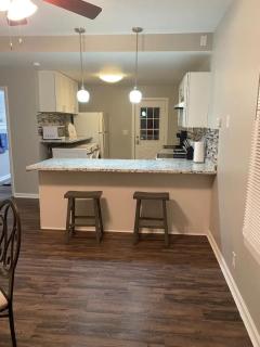 Charming Blue Haven 2Bed,1 Bath Home Sleeps 8 - Hamilton - 5