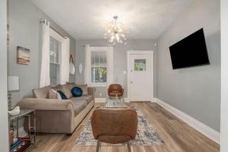 Dayton Street Sports Haven - 3 Bed 2 Bath Sleeps 8 - Hamilton - 1