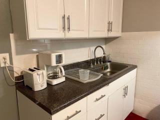 Cozy 1 BR, walk to subway, Free WiFi & Parking - Belleville - 0