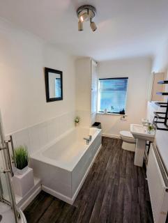 Cosy Modern 2 Bedroom Home - 7