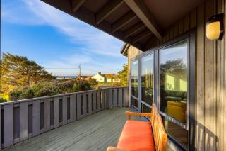 Half Block to Beach w Oceanview Patio Balcony The Shore Pine by AvantStay - 7