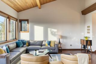 Half Block to Beach w Oceanview Patio Balcony The Shore Pine by AvantStay - Arch Cape - 2