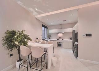 Modern B3 Apartment with AC Near Boulevard and Airport - 5
