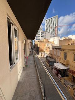 Stylish Apartment in Paceville - 3 Bedrooms, 3 Bathrooms, 2 Kitchens, Great for Friends & Groups - 1