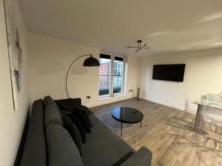2 Bedroom Penthouse City View - Birmingham - 6