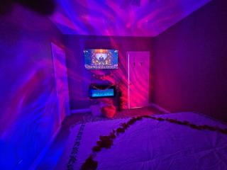 Art Downtown Fulton Market Entire 3 bedroom Home Sleep10 Private Garage Roof EV Tesla - Chicago - 1
