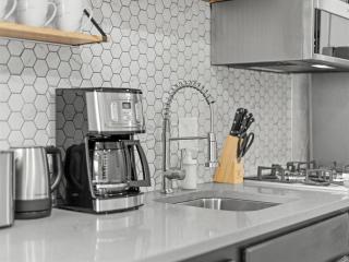 Lawrenceville Central !1 Modern and Cozy One Bedroom Apartment with Free Street Parking - Pittsburgh - 2