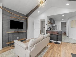 Lawrenceville Central !1 Modern and Cozy One Bedroom Apartment with Free Street Parking - Pittsburgh - 1